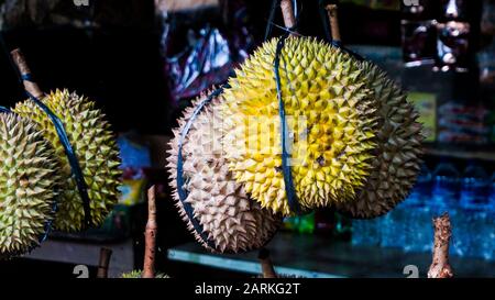 Grand groupe De Fruits Durian d'Indonésie Banque D'Images