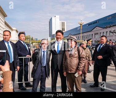 Premier ministre de la Mongolie, Ukhnaagiin Khurelsukh, posant pour photo avec des partisans, place Sükhbaatar, Ulaanbaatar, Mongolie Banque D'Images