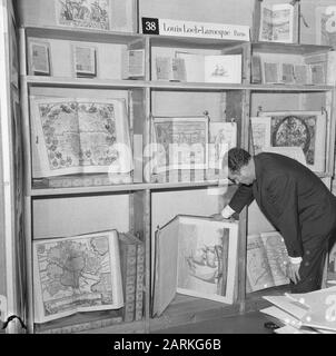 Exposition de vieux livres et gravures, un des exposants de Paris à son exposition précieux boe Date: 4 octobre 1965 lieu: France, Paris mots clés: Livres, GRAVURES, expositions Banque D'Images