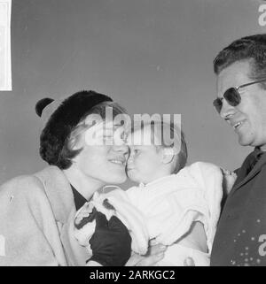 Arrivée de Sjoukje Dijkstra à Schiphol pour une représentation à Holiday on Ice Sjoukje alors qu'elle obtient un baiser de sa nièce Conchita Date: 27 octobre 1965 lieu: Noord-Holland, mots clés: Arrivée et départ, salutations, enfants, figure Schiphol patinage Nom personnel: Dijkstra, Sjoukje Ice Nom de l'établissement: Holiday On Banque D'Images