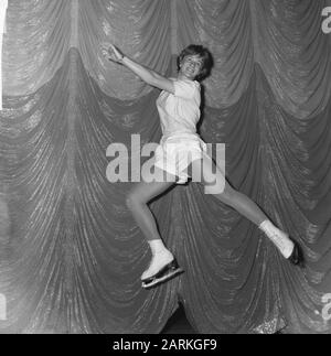 Figure skater Sjoukje Dijkstra pendant l'entraînement, une demi-heure avant le début des vacances sur glace-revue à Amsterdam RAI Sjoukje Dijkstra alors qu'elle fait un saut Date: 28 octobre 1965 lieu: Amsterdam, Noord-Holland mots clés: Danse sur glace, patinage artistique Nom personnel: Dijkstra, Sjoukje Banque D'Images