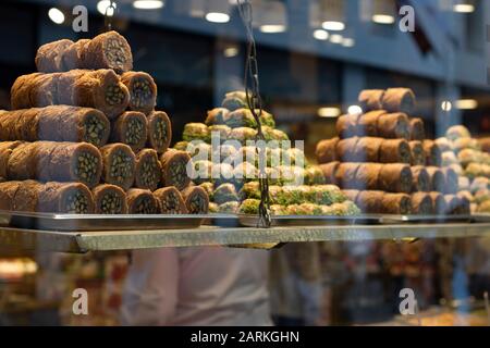 Baklava fraîche traditionnelle avec des pistaches, affichage de la pyramide. Banque D'Images