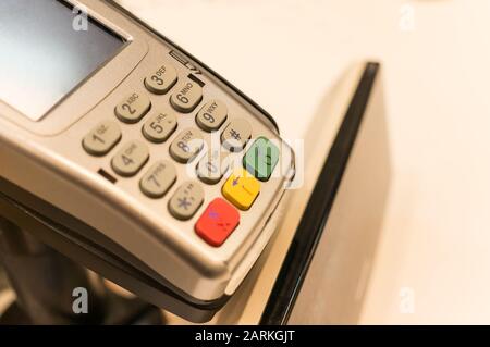 Fermeture du terminal POS. Machine de paiement pour les paiements sans espèces. Paiement sans contact NFC Banque D'Images