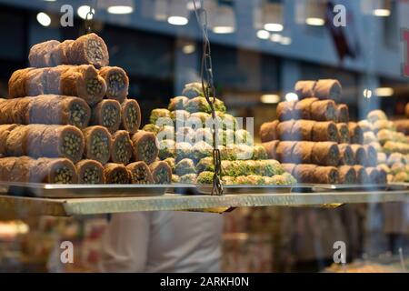 Baklava fraîche traditionnelle avec des pistaches, affichage de la pyramide. Banque D'Images