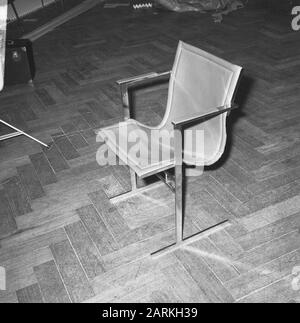 Exposition Cinquante ans au Musée Stedelijk Date : 2 juin 1966 mots clés : chaises, musées, expositions Banque D'Images