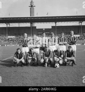 Match de football DWS - Elinkwijk à Amsterdam: 6-2 équipe de DWS. Jan Van De Jan Van De Zande, Jos Vonhoff, Jan Jongbloed, Anderé Pijlman, Theo Cornwall, Pieter Van Ingen, Frans Geurtsen, Pieter Boogaard, Pim Waayenberg, Piet Kruiver Et Rob Rensenbrink Date : 16 Octobre 1966 Lieu : Amsterdam, Noord-Holland Mots Clés : Sport, Football Pieter, Cornwall, Theo, Geurtsen, Français, Ingen, Pieter Van, Jongbloed, Jan, Kruiver, Piet, Pijlman, André, Rensenbrink, Rob, Vonhoff, Jos, Waayenberg, Pim, Zande, Jan Van De Banque D'Images