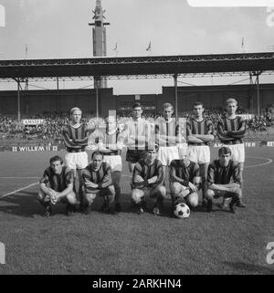 Match de football DWS - Elinkwijk à Amsterdam: 6-2 équipe de DWS. Jan Van De Jan Van De Zande, Jos Vonhoff, Jan Jongbloed, Anderé Pijlman, Theo Cornwall, Pieter Van Ingen, Frans Geurtsen, Pieter Boogaard, Pim Waayenberg, Piet Kruiver Et Rob Rensenbrink Date : 16 Octobre 1966 Lieu : Amsterdam, Noord-Holland Mots Clés : Sport, Football Pieter, Cornwall, Theo, Geurtsen, Français, Ingen, Pieter Van, Jongbloed, Jan, Kruiver, Piet, Pijlman, André, Rensenbrink, Rob, Vonhoff, Jos, Waayenberg, Pim, Zande, Jan Van De Banque D'Images