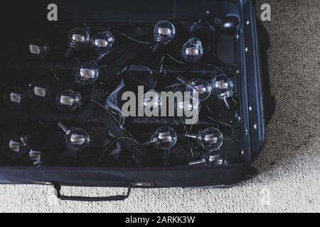 fuite des cerveaux concept de la vie, valise ouverte avec une chaîne d'ampoules symbole de personnes hautement formées déplacer le pays pour améliorer leur vie conditi Banque D'Images