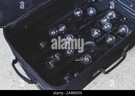 fuite des cerveaux concept de la vie, valise ouverte avec une chaîne d'ampoules symbole de personnes hautement formées déplacer le pays pour améliorer leur vie conditi Banque D'Images
