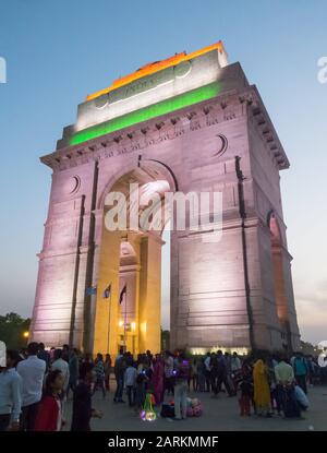 New DELHI, INDE/29 MARS 2018:les touristes indiens se rassemblent autour de la porte de l'Inde comme il est éclairé après le coucher du soleil. Banque D'Images