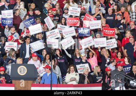 Wildwood, États-Unis, 28 janvier 2020, des membres Enthousiastes de l'audience tiennent divers signes au président Trump Rally, photo Credit: Benjamin Clapp/Alay Live News Banque D'Images