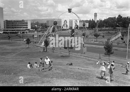 Visite d'État famille royale en Éthiopie Embellissements à Addis-Abeba; arche honoraire avec portraits de la Reine Juliana et de Haile Selassie Date: 24 janvier 1969 lieu: Addis-Abeba, Ethiopie mots clés: Queens, visite d'État Nom personnel: Haile Selassie, Empereur d'Ethiopie, Juliana, Reine Banque D'Images