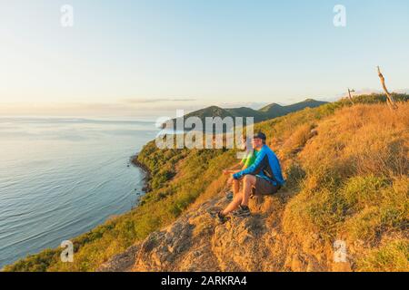 Couple regardant la vue sur l'île au coucher du soleil, l'île Drawaqa, groupe d'îles Yasawa, Fidji, îles du Pacifique Sud, Banque D'Images