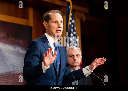 28 janvier 2020 - Washington, DC, États-Unis: Le sénateur américain Ron Wyden (D-OR) discute du procès de destitution. (Photo de Michael Brochstein/Sipa USA) Banque D'Images