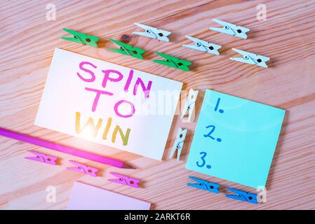 Signe texte montrant Spin to Win. Photo d'affaires mettant en vedette Tentez votre chance Fortune Casino Gambling Jeux de Loterie documents colorés risque clothespin remi vide Banque D'Images