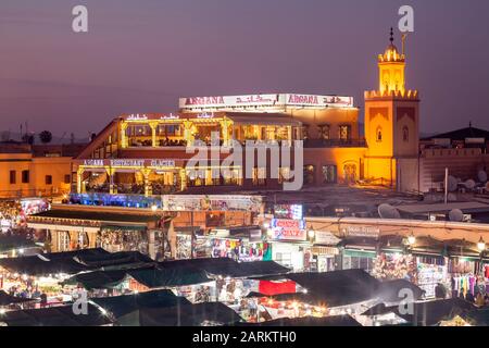 Cafe Argana couverts et cale au souk de la place Jemaa el-Fna à Marrakech au crépuscule, Marrakesh-Safi au Maroc. Banque D'Images