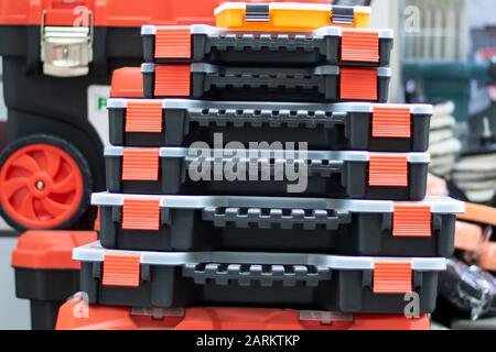 Sacs à outils de différentes tailles. Pour la mise en place de matériaux tels que des vis, des écrous de différentes tailles. Il a des couleurs orange et noir. Il est inutilisé et nouveau. Banque D'Images