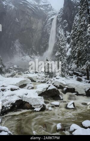 Eau De Nage Sous Les Chutes Inférieures De Yosemite En Hiver Banque D'Images