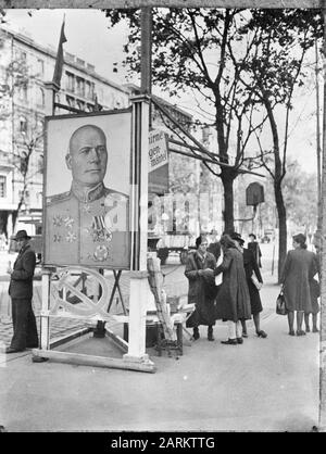 Vienne. La propagande russe à l'Opernring par de grandes affiches. Au premier plan un journal vendeuse Annotation: Affice est un grand portrait du maréchal Ivan Konev Date: 1945 lieu: Vienne mots clés: Affiches, communisme, politique, propagande Banque D'Images