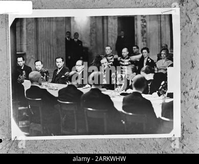 Transfert de souveraineté en Indonésie au Palais Royal sur la place du Dam. La loi est signée par le Premier ministre Drees Date: 27 décembre 1949 lieu: Amsterdam mots clés: Accords internationaux, public Nom: Drees, Willem (sr.) Banque D'Images