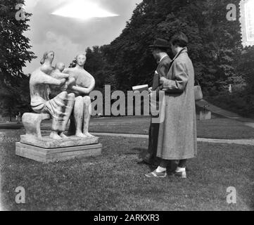 Exposition Sculptures Sonsbeek Arnhem. Groupe Familial (Henry Moore) Date : 9 Juin 1952 Lieu : Arnhem Mots Clés : Images, Sculpture, Expositions Nom Personnel : Moore, Henry Banque D'Images