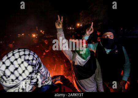 Gaza, Palestine. 28 janvier 2020. Les manifestants palestiniens scandaient des slogans lors d'une manifestation contre la proposition du plan de paix attendue par le président américain Donald Trump à Gaza. Donald Trump a lancé Le "Accord final" pour la paix au Moyen-Orient, disant que son plan détaillé de 80 pages serait "une solution à deux États" crédit: Sopa Images Limited/Alay Live News Banque D'Images