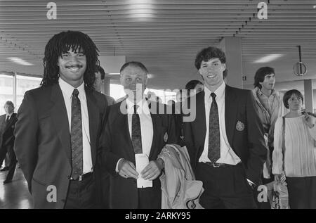 Départ de l'équipe néerlandaise en Hongrie pour le championnat européen de qualification; flnr: Gullit, Michels, van Basten Date: 13 octobre 1986 mots clés: Équipes, sports, football Nom personnel: Basten, Marco van, Gullit Banque D'Images