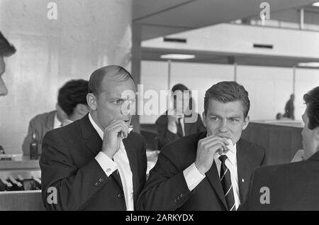 Départ équipe nationale néerlandaise en Hongrie, Jan Mulder et Gerhard Pummy Bergholtz manger sandwich Date: 8 mai 1967 mots clés: Pain, sports, aéroports, football, footballeurs Nom personnel: Bergholtz, Gerard, Mulder, Jan Banque D'Images