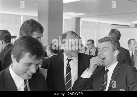 Départ de l'équipe néerlandaise vers la Hongrie, Vlnr. Wim Suurbier ? , Gerhard Pummy Bergholtz et Jan Mulder rigolent d'une blague Date: 8 mai 1967 mots clés: Sport, aéroports, football, football, footballeurs Nom personnel: Bergholtz, Gerard, Mulder, Jan, Suurbier, Wim Banque D'Images