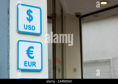 Dollar et euro signes. Écrit en bleu sur le panneau blanc. Banque D'Images