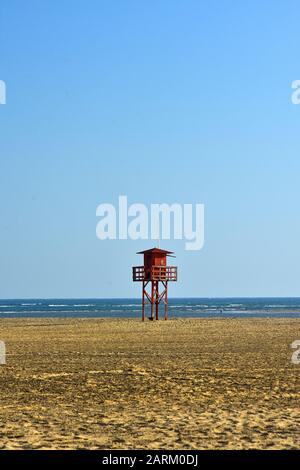 ancienne maison de sauveteur en bois sur une plage isolée Banque D'Images