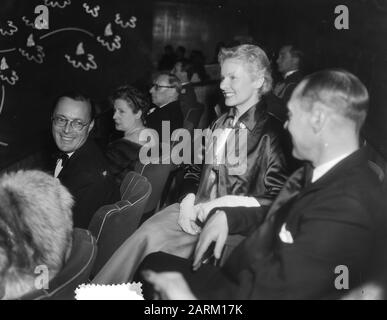 La Star du film Ann Todd au cinéma à la Haye en première du film The Sound Barrier en présence de prince Bernhard Date: 19 décembre 1952 lieu: La Haye, Zuid-Holland mots clés: Cinémas, films, stars du cinéma, maison royale, princes Nom personnel: Bernhard, prince, Todd, Ann Banque D'Images