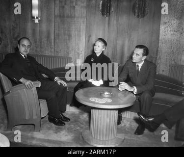 La Star du film Ann Todd au cinéma de la Haye lors de la première du film The Sound Barrier. Droite son mari, réalisateur David Lean Date: 19 décembre 1952 lieu: Den Haag, Zuid-Holland mots clés: Cinémas, films, stars du cinéma, réalisateurs Nom personnel: Lean, David, Todd, Ann Banque D'Images