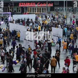 Los Angeles, États-Unis. 28 janvier 2020. Des milliers de fans se sont rassemblés dans un certain nombre de monuments commémoratifs de fortune tout au long de la journée pour rendre hommage à Kobe Bryant, sa fille de 13 ans, Gianna, et à sept autres passagers tués dans un accident d'hélicoptère Calabasas tôt dimanche matin, sur la Xbox Plaza à l'extérieur du Staples Center à Los Angeles le mardi 28 janvier, 2020. Photo de Jim Ruymen/UPI crédit: UPI/Alay Live News Banque D'Images