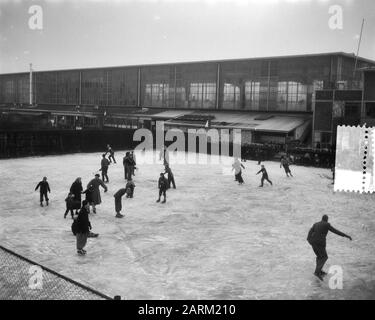 IJspret à Apollohal sur court de tennis Amsterdam Date: 6 janvier 1954 lieu: Amsterdam, Noord-Holland mots clés: Ice spret Nom de l'établissement: Apollohal Banque D'Images