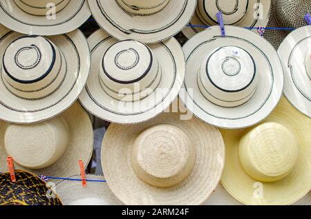 Chapeaux Panama pour la vente. Il y a une variété de chapeaux traditionnels panaméens, qui diffèrent de la bien connue des panamas (de l'Équateur) Banque D'Images
