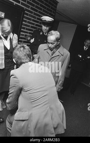 Départ de Schiphol de la délégation de cinq Moluccans du Sud pour un voyage d'orientation en Indonésie; Kuhuwael est recherché Date: 4 février 1978 lieu: Noord-Holland, Schiphol mots clés: Délégations, voyages, départs, aéroports Banque D'Images