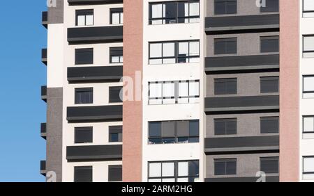 Façade d'un immeuble résidentiel d'appartements au Brésil. Logement en copropriété verticale. Les parcelles d'habitation. L'architecture et le génie civil Banque D'Images