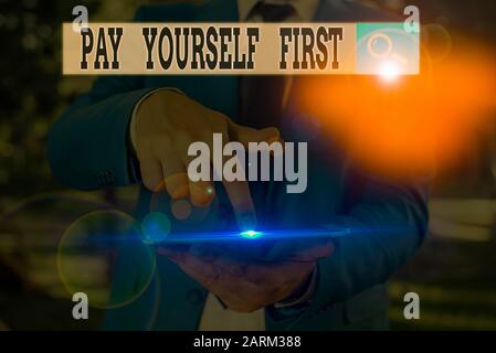 Signe texte montrant vous payer en premier. Texte photo d'épargner en vue de futures mettant de côté une partie de votre revenu Banque D'Images