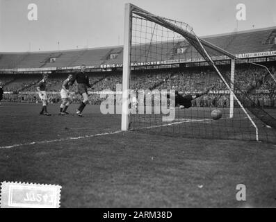 Football Excelsior Contre Fortuna 2-3. 2ème But De Fortuna Date: 28 Avril 1956 Mots Clés: Buts, Sports, Football Nom Personnel: Fortuna Nom De L'Établissement: Excelsior Banque D'Images