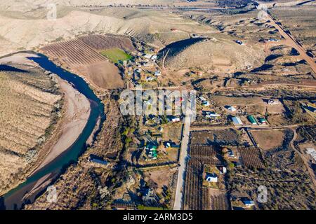 BAVISPE, SONORA. Vue aérienne du ranch la Morita et de la rivière Bavispe, paysage durant une matinée froide, est une communauté de Moromona dans la municipalité de Bavispe, Sonora, Mexique. L'endroit est une zone agricole de l'arbre des noix. (Photo: Luis Gutiérrez /) BAVISPE, SONORA. Vista aérea de rancho la Morita y el río Bavispe, paisaje durante una fria mañana, es una comunidad moromona en municipio de Bavispe, Sonora, Mexique. El lugar es una zona agricola de albol Nogal. Banque D'Images