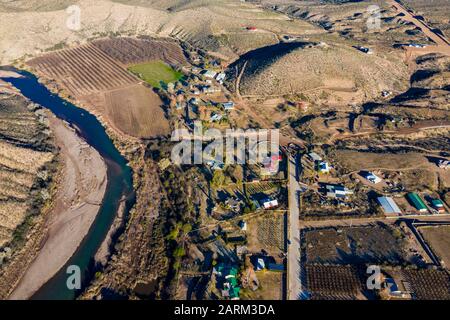 BAVISPE, SONORA. Vue aérienne du ranch la Morita et de la rivière Bavispe, paysage durant une matinée froide, est une communauté de Moromona dans la municipalité de Bavispe, Sonora, Mexique. L'endroit est une zone agricole de l'arbre des noix. (Photo: Luis Gutiérrez /) BAVISPE, SONORA. Vista aérea de rancho la Morita y el río Bavispe, paisaje durante una fria mañana, es una comunidad moromona en municipio de Bavispe, Sonora, Mexique. El lugar es una zona agricola de albol Nogal. Banque D'Images