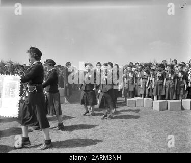 La reine Juliana et la princesse Marijke au Goudsberg à la Guilde néerlandaise du Scoutisme des garçons (N.P.G.) de 40 ans célébration du 40ème anniversaire N.P.G. sur le Goudsberg à Lunteren. Patronne Queen Juliana fait une tournée des terrains Annotation: À côté de la reine Juliana le président de la NPG, Mme J. van Nispen-van Wely Date: 22 mai 1956 lieu: Déjeuner mots clés: Anniversaires, reines, scouts, princesses Nom personnel: Christina (Princess Netherlands), Juliana (Queen Netherlands) Nom de l'institution: Dutch Scout Guild Banque D'Images
