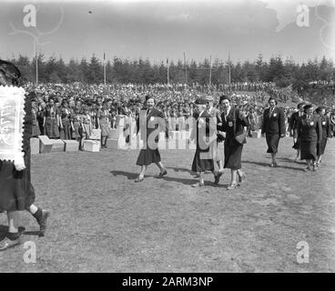 La reine Juliana et la princesse Marijke au Goudsberg à la Guilde néerlandaise du Scoutisme des garçons (N.P.G.) de 40 ans célébration du 40ème anniversaire N.P.G. sur le Goudsberg à Lunteren. Patronne Queen Juliana fait une tournée des terrains Annotation: À côté de la reine Juliana le président de la NPG, Mme J. van Nispen-van Wely Date: 22 mai 1956 lieu: Déjeuner mots clés: Anniversaires, reines, scouts, princesses Nom personnel: Christina (Princess Netherlands), Juliana (Queen Netherlands) Nom de l'institution: Dutch Scout Guild Banque D'Images