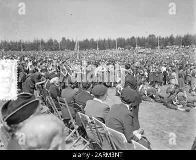La reine Juliana et la princesse Marijke au Goudsberg à la Guilde néerlandaise du Scoutisme des garçons (N.P.G.) de 40 ans célébration du 40ème anniversaire N.P.G. sur le Goudsberg à Lunteren. Patronne Queen Juliana en conversation avec l'un des leaders Date: 22 mai 1956 lieu: Déjeuner mots clés: Anniversaires, reines, scouts, princesses Nom personnel: Juliana (Reine Pays-Bas) Nom de l'institution: Dutch Boy Scout Guild Banque D'Images