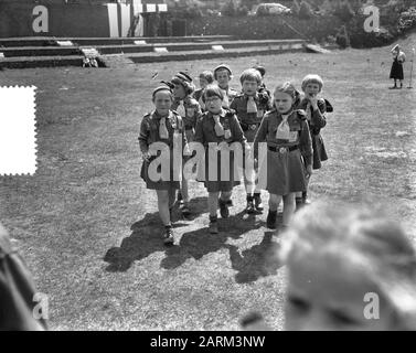 La reine Juliana et la princesse Marijke au Goudsberg à la Guilde néerlandaise du Scoutisme des garçons (N.P.G.) de 40 ans célébration du 40ème anniversaire N.P.G. sur le Goudsberg à Lunteren. Princesse Marijke et autres scouts Date: 22 mai 1956 lieu: Déjeuner mots clés: Anniversaires, reines, scouts, princesses Nom personnel: Christina (princesse Pays-Bas) Nom de l'institution: Dutch Boy Scout Guild Banque D'Images