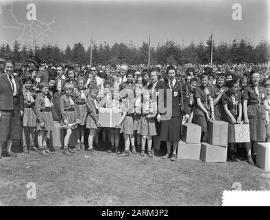 La reine Juliana et la princesse Marijke au Goudsberg à la Guilde néerlandaise du Scoutisme des garçons (N.P.G.) de 40 ans célébration du 40ème anniversaire N.P.G. sur le Goudsberg à Lunteren. Princess Marijke au milieu d'autres Boy Scouts Date: 22 May 1956 lieu: Déjeuner mots clés: Anniversaires, reines, scouts, princesses Nom personnel: Christina (princesse Pays-Bas), Juliana (reine Pays-Bas) Nom de l'institution: Dutch Boy Scout Guild Banque D'Images