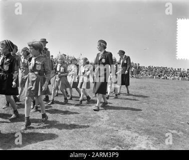 La reine Juliana et la princesse Marijke au Goudsberg à la Guilde néerlandaise du Scoutisme des garçons (N.P.G.) de 40 ans célébration du 40ème anniversaire N.P.G. sur le Goudsberg à Lunteren. Princess Marijke au milieu d'autres Boy Scouts Date: 22 May 1956 lieu: Déjeuner mots clés: Anniversaires, reines, scouts, princesses Nom personnel: Christina (princesse Pays-Bas) Nom de l'institution: Dutch Boy Scout Guild Banque D'Images