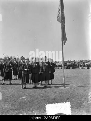 La reine Juliana et la princesse Marijke au Goudsberg à la Guilde néerlandaise du Scoutisme des garçons (N.P.G.) de 40 ans célébration du 40ème anniversaire N.P.G. sur le Goudsberg à Lunteren. Patronne Queen Juliana fait une visite du site Annotation: Laissé à côté de la Reine Juliana le président de la NPG, Mme J. van Nispen-van Wely Date: 22 mai 1956 lieu: Déjeuner mots clés: Anniversaires, reines, scouts, princesses Nom personnel: Juliana (Reine Pays-Bas) Nom de l'institution: Dutch Boy Scout Guild Banque D'Images