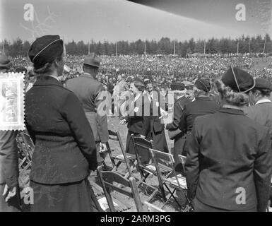 La reine Juliana et la princesse Marijke au Goudsberg à la Guilde néerlandaise du Scoutisme des garçons (N.P.G.) de 40 ans célébration du 40ème anniversaire N.P.G. sur le Goudsberg à Lunteren. Patronne Queen Juliana en conversation avec l'un des invités Date: 22 mai 1956 lieu: Lunteren mots-clés: Anniversaires, reines, scouts, princesses Nom personnel: Christina (princesse Pays-Bas), Juliana (reine Pays-Bas) Nom de l'institution: Dutch Boy Scout Guild : Pot, Harry/Anefo Banque D'Images